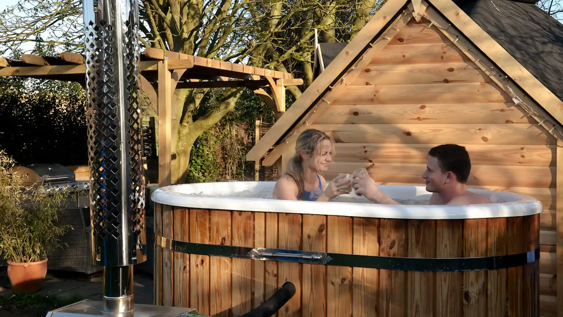 Log Cabins With Hot Tubs Lincolnshire